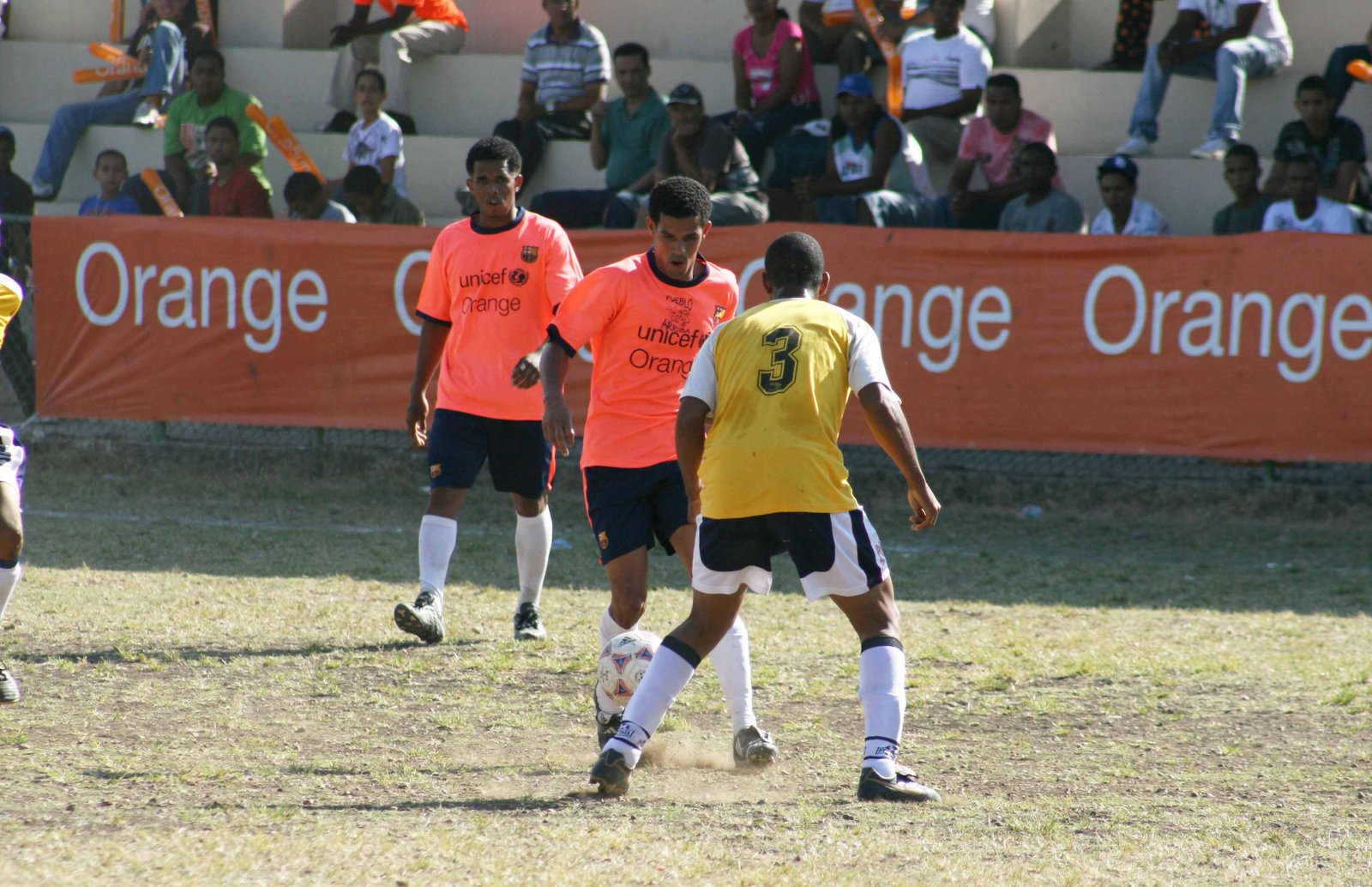 Jonathan Rosario del pueblo arriba busca burlar la defensa de un jugador de la LIVEFUT